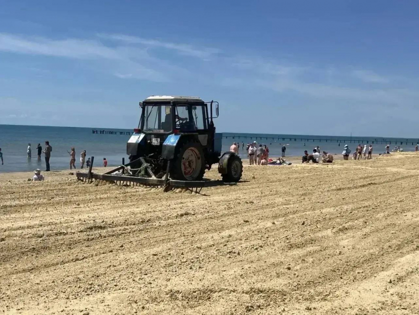 На пляжах Анапы начали регулярно просеивать новый песок