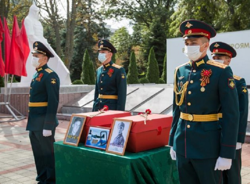 Анапские поисковики передали останки советских летчиков для захоронения на Родине