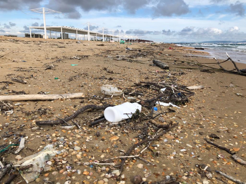 Море во время шторма в Анапе вынесло на берег весь мусор, который в него бросили 