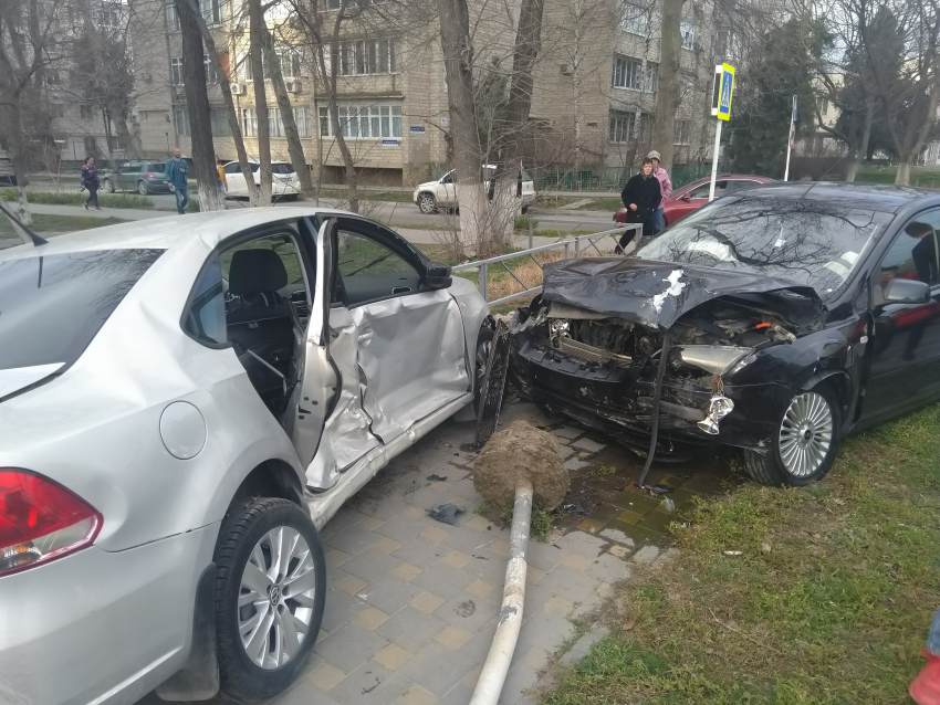 ДТП в Анапе: от удара искореженные машины выбросило на тротуар