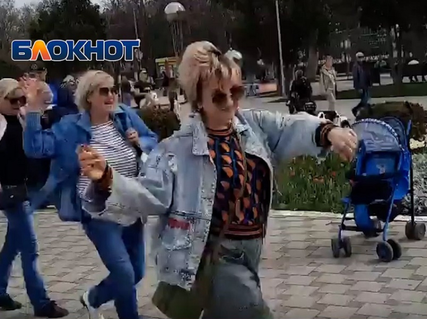  Танцующие на улицах Анапы туристы попали на видео