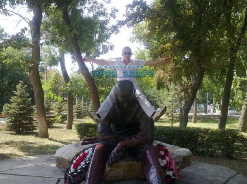 Полиция займётся мужчиной, который залез на монумент павшему воину в Анапе