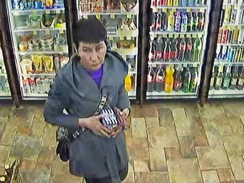 Полиция Анапы разыскивает похитительницу банковской карты 