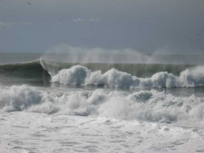 В Анапе ожидается штормовой ветер, высота волн на море может достигать 2,5 метров