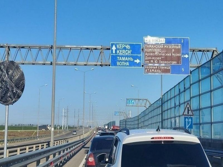 На Крымском мосту с обеих сторон скопилось более 1000 машин