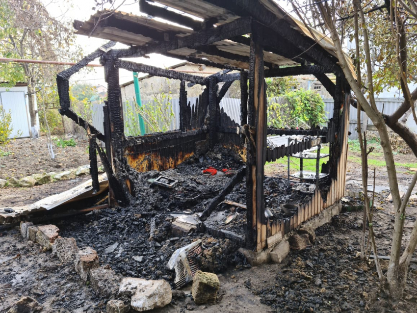 В Чембурке под Анапой сгорел гостевой домик: пострадал мужчина