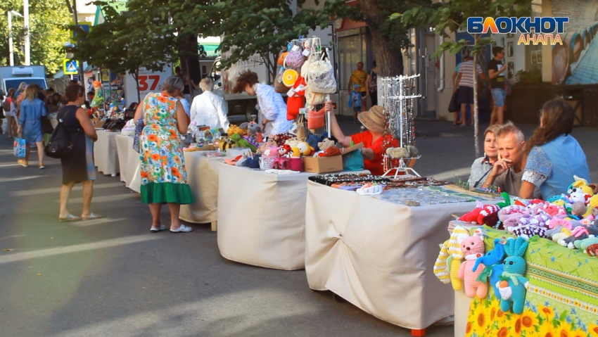 В Анапе работает ярмарка «ручных» изделий