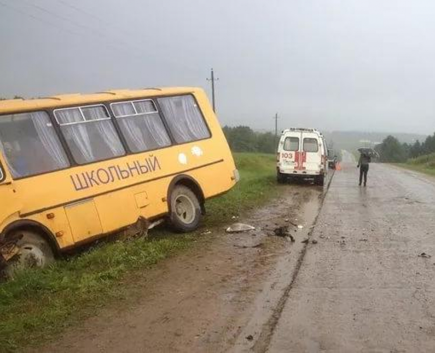 На трассе в Краснодарском крае внедорожник врезался в школьный автобус с детьми