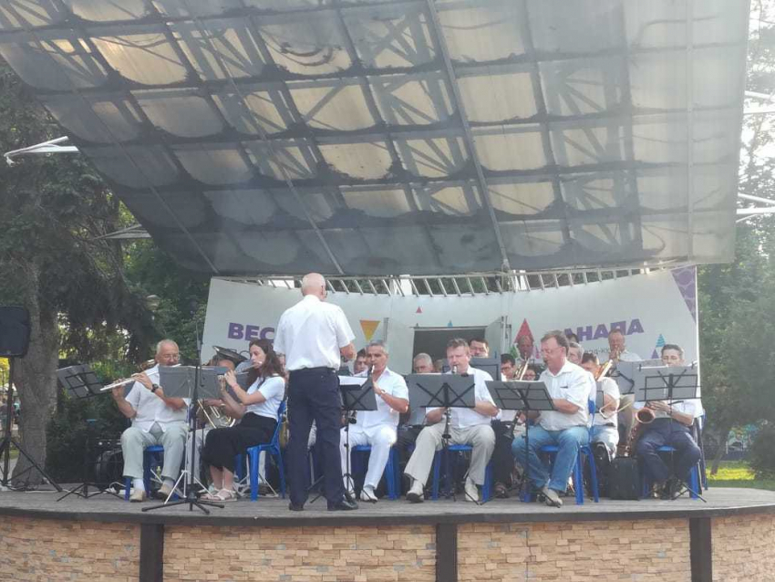 Анапчанка предложила переодеть местных оркестровых музыкантов в морской стиль