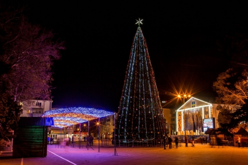 Всё прекрасно, только снега нет, - анапчанка о прогулке по Театральной площади