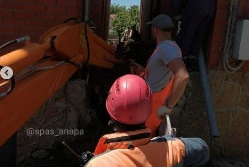 В Витязево мужчину засыпало землёй, а в Анапе насмерть сбили женщину
