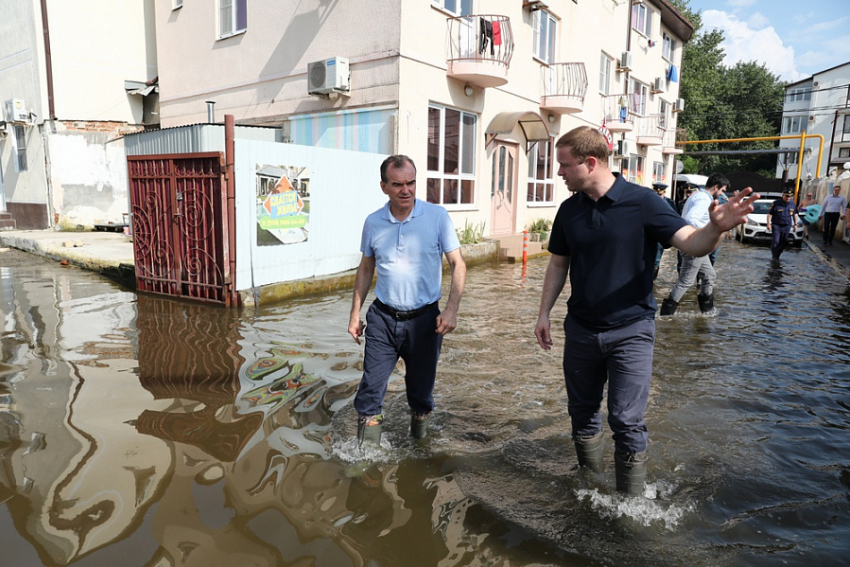 Губернатор распорядился снести в Анапе ларьки на затопленных дорогах к морю