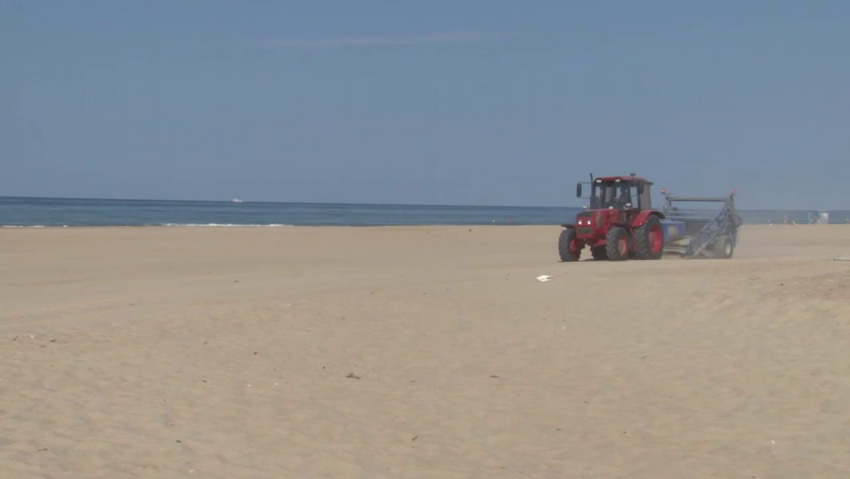 В Анапе завершена системная механизированная очистка 9,5 километров пляжной полосы