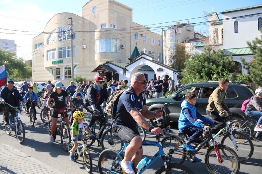 Более двухсот велосипедистов ехали по Анапе с молитвами и под звон колоколов