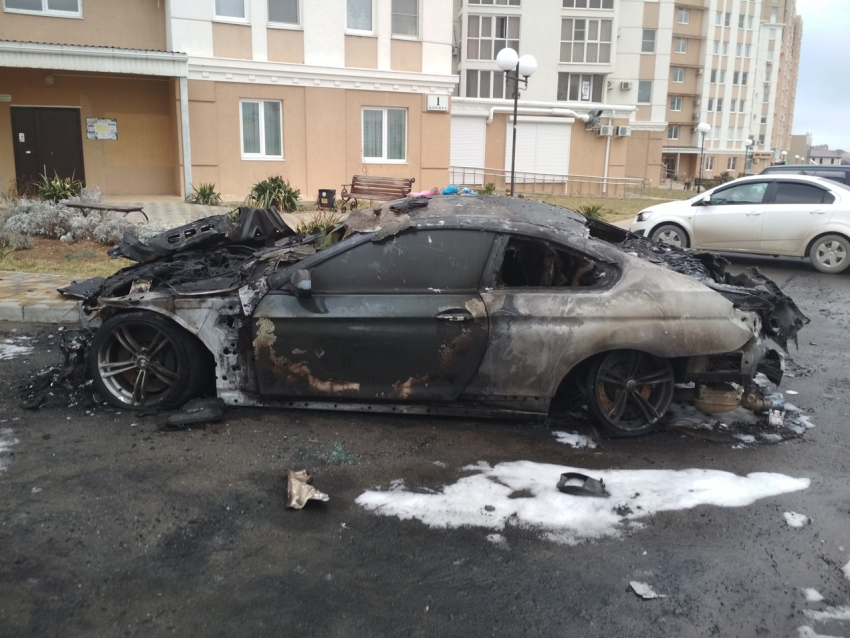 В конце масленичной недели в Анапе сгорел автомобиль BMW