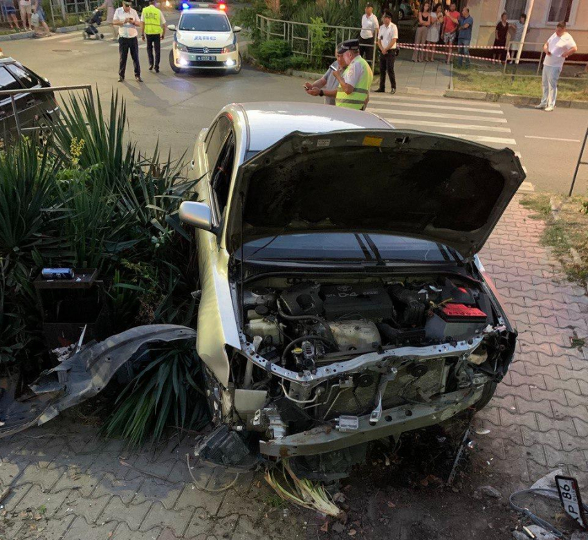 В страшной аварии в центре Анапы погибла женщина