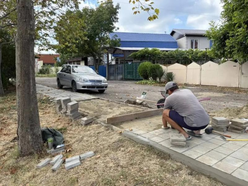 Благоустройство Анапы: тротуары, площадки и лавочки приводят в порядок по всему городу