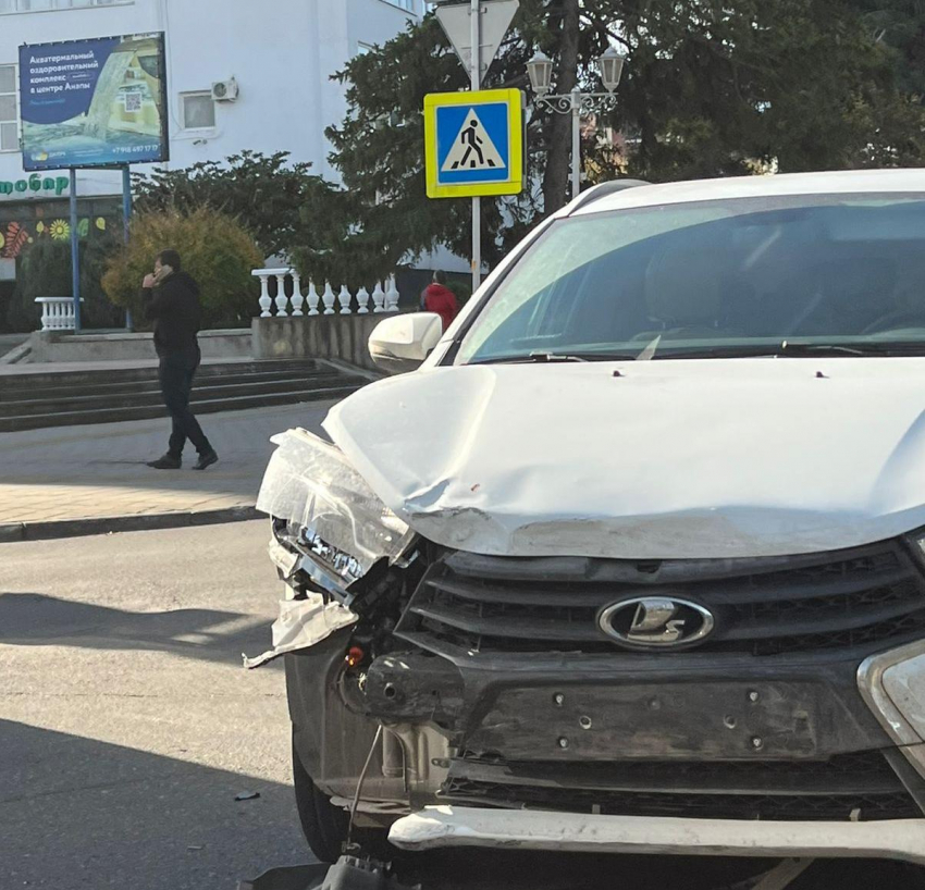 На перекрёстке в Анапе авария: столкнулись «Лада» и «Фольксваген"