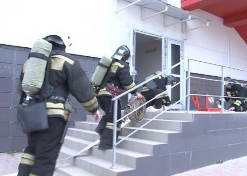 В «Красной площади» в Анапе пожарные эвакуировали людей