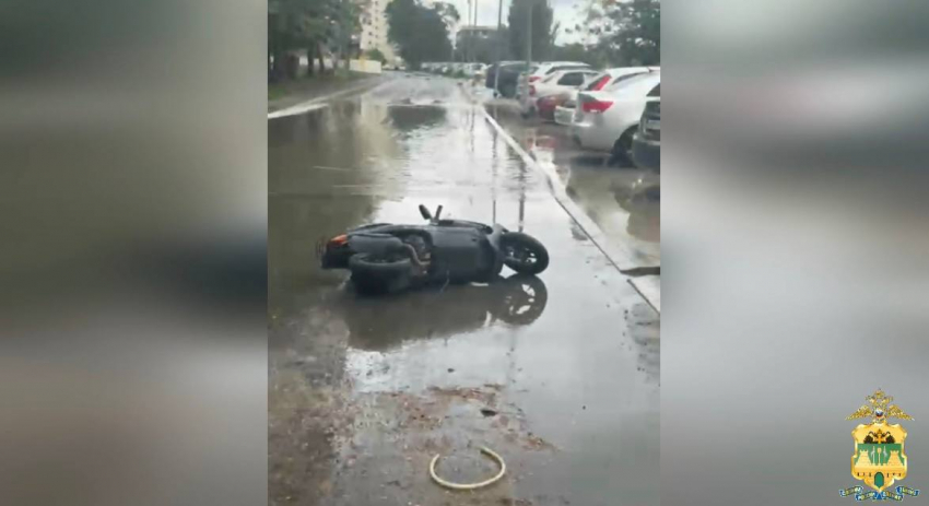 Пьяный водитель мопеда в Анапе врезался в припаркованный автомобиль 