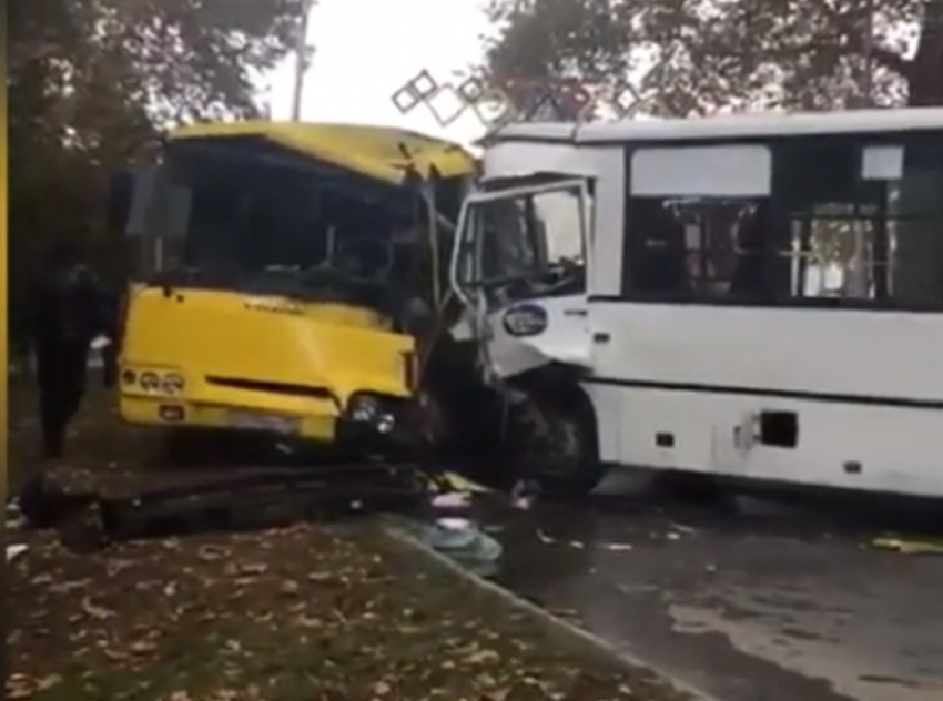 В Анапе почти «в лоб» столкнулись два автобуса: кабины «в гармошку"