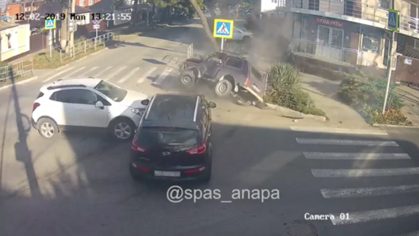 В результате столкновения «Нива» чуть не убила пешеходов в Анапе
