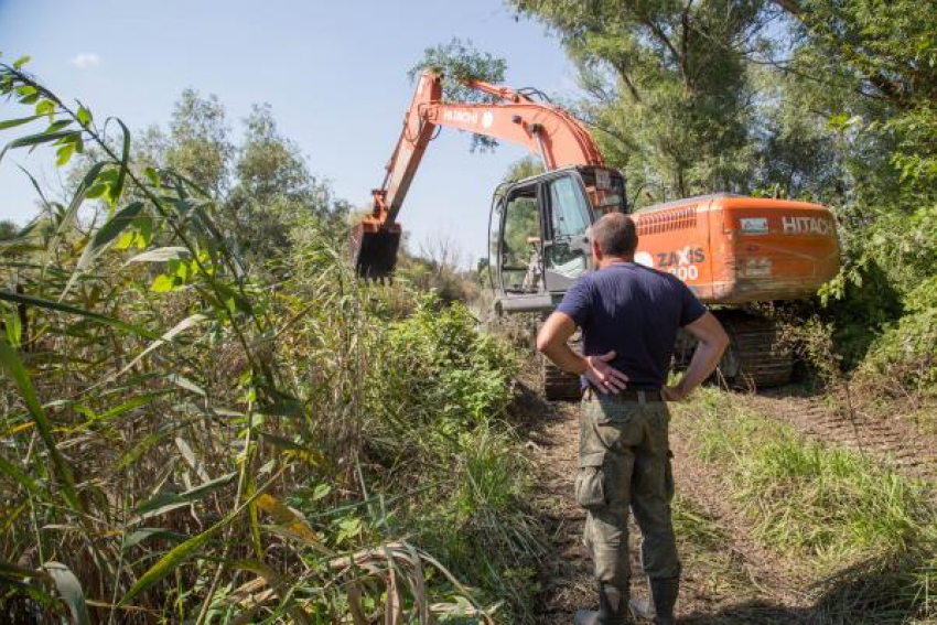 В поселке Виноградном под Анапой строят обводной канал