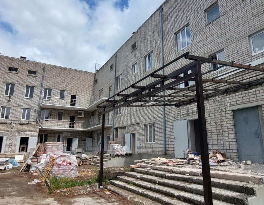 В Анапе строители приступили к монтажу фасада инфекционного корпуса детской больницы 