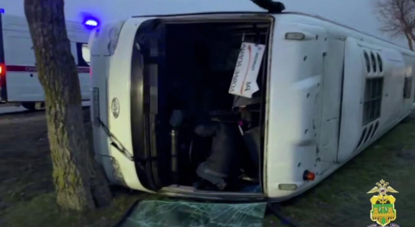 Вахтовый автобус перевернулся под Анапой из-за гололеда и сильного ветра