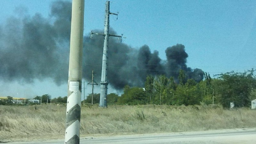 В Анапе сильный пожар в районе ЖД вокзала