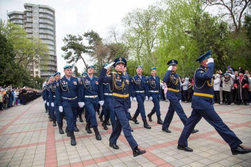 9 мая военнослужащие прошли торжественным маршем в честь 95-летия ветерана!