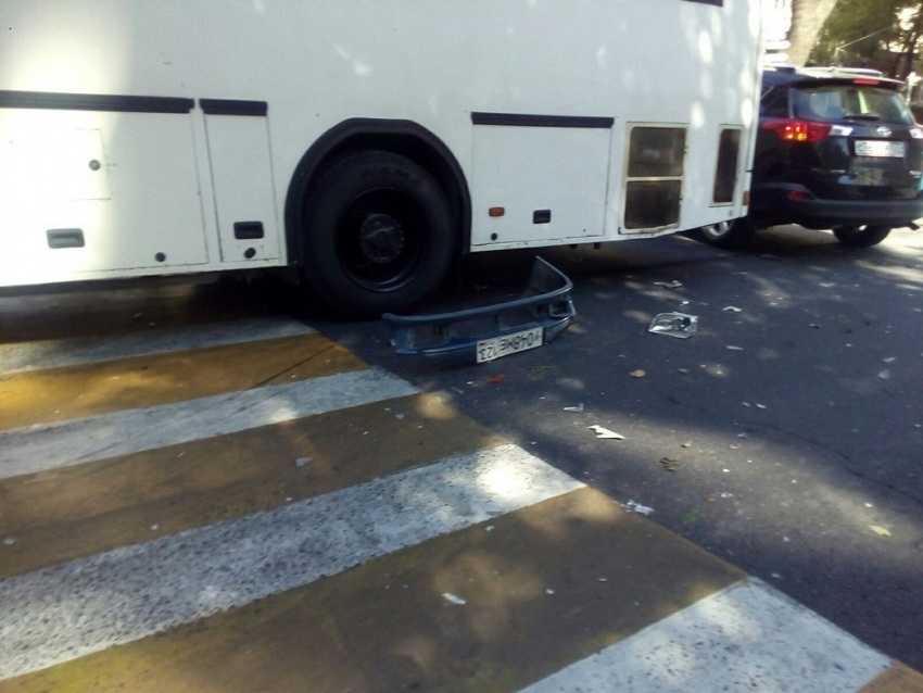 Бампер «девятки» оказался под колесами автобуса в Анапе