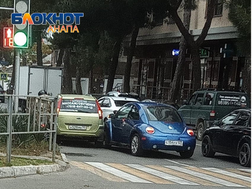На улице Ленина в Анапе авария – движение затруднено
