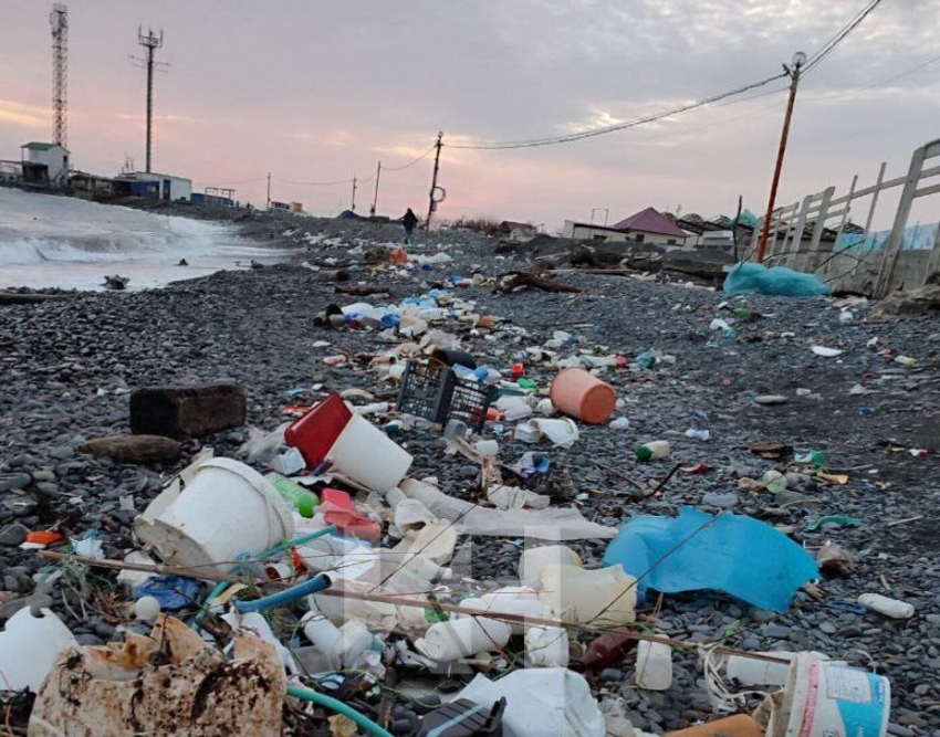 Требуется уборка: берег Большого Утриша после шторма завален турецким мусором 