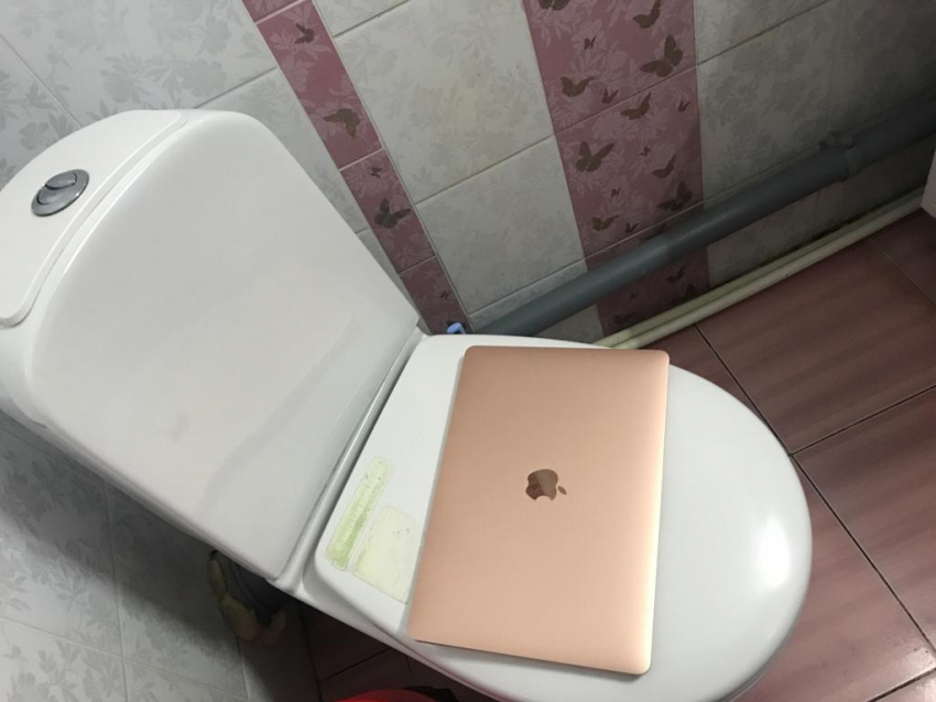 В Анапе можно зайти в туалет без вещей, а выйти с ноутбуком