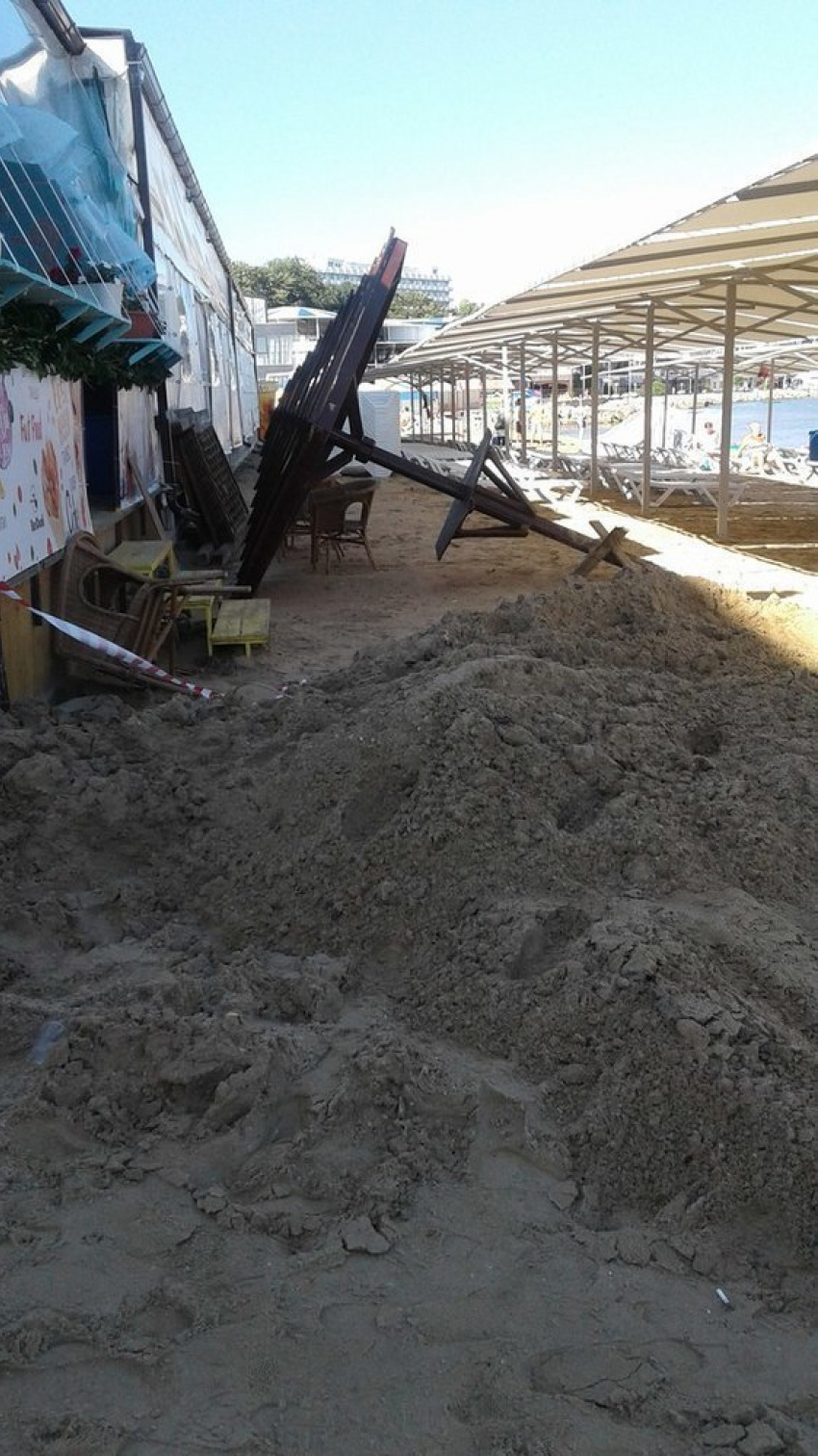 На центральном пляже Анапы убирают последствия вчерашнего ливня
