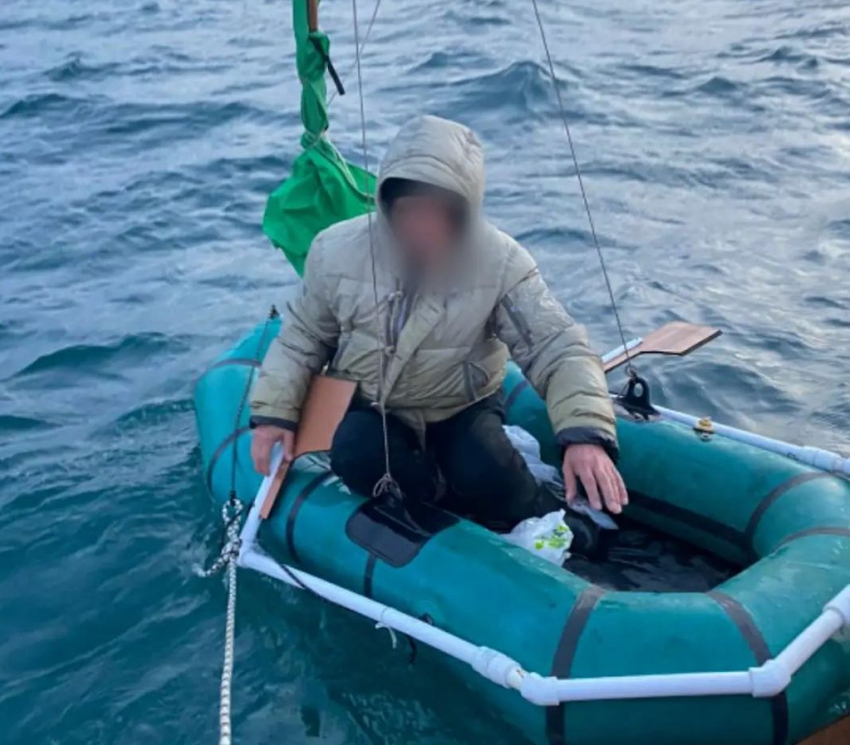 Анапского «Робинзона» унесло на резиновой лодке на три километра в открытое море 