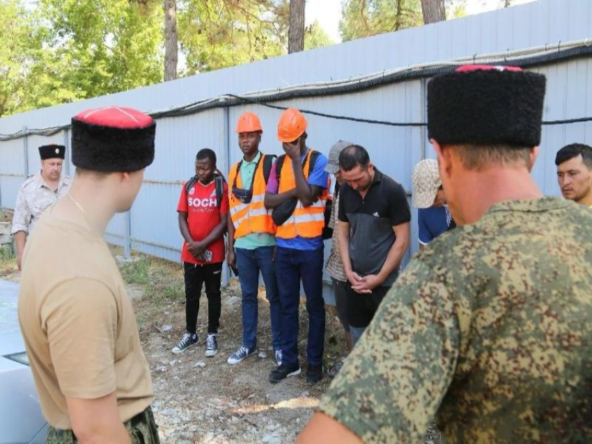 На стройках Анапы выявили 24 нелегальных мигранта: итоги рейда «Нелегал-2026»