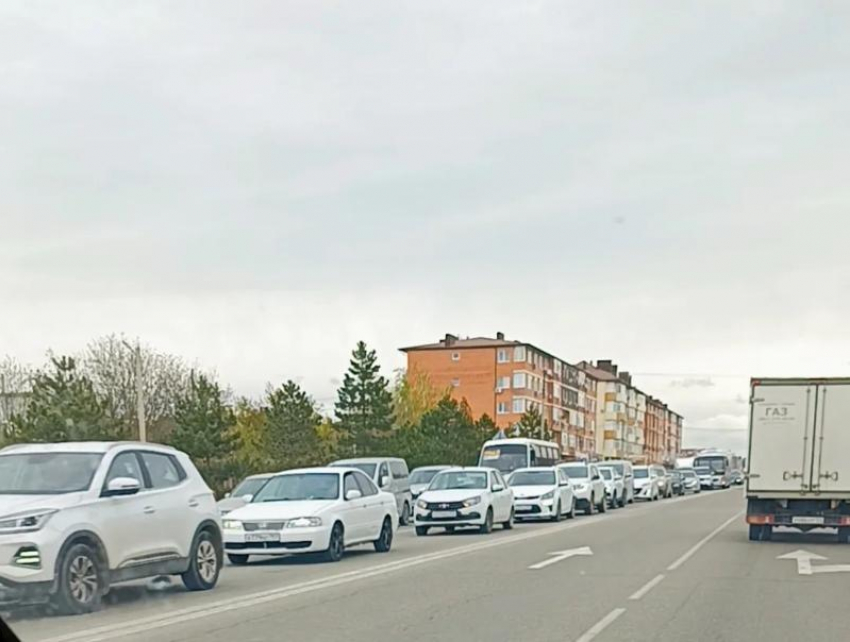 Изменения в организации дорожного движения на городское кладбище в Анапе в день всех усопших, привели к автомобильным заторам на курорте  