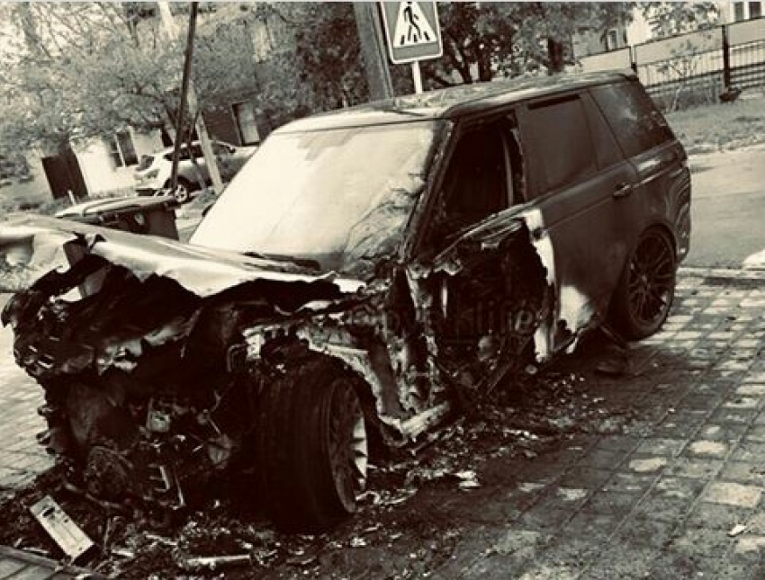 В Анапе в центре города  под утро загорелся люксовый внедорожник