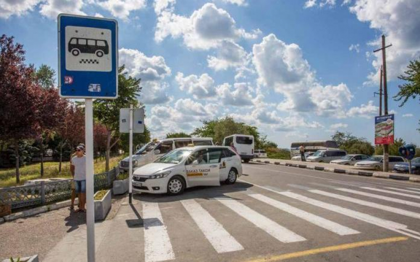 Район железнодорожного вокзала в Анапе освободят от нелегальных таксистов и пробок