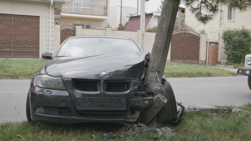 В Анапе элитный седан BMW снес электрический столб