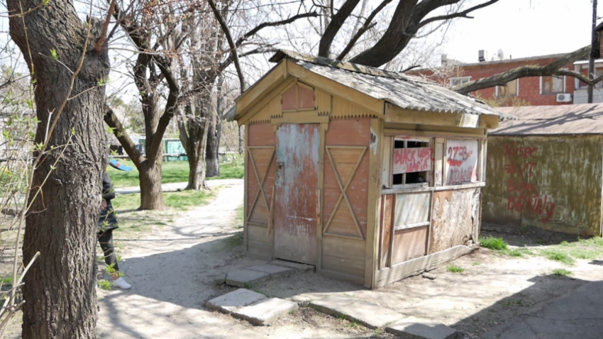 В Анапе на улице Некрасова снесли опасные для жизни сараи