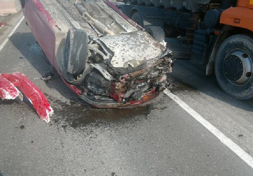 Жесткое ДТП под Анапой: иномарка столкнулась с грузовиком и перевернулась