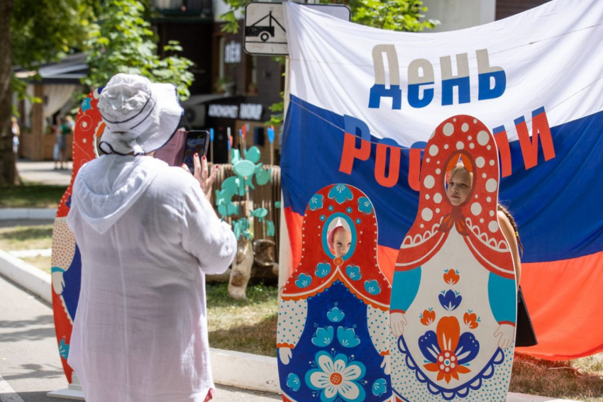 Хоровое исполнение гимна России и развертывание флага: как в Анапе прошли праздничные мероприятия
