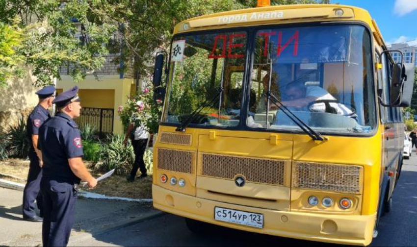 Особое внимание детям и автобусам: в Анапе полицейские проводят профилактические мероприятия