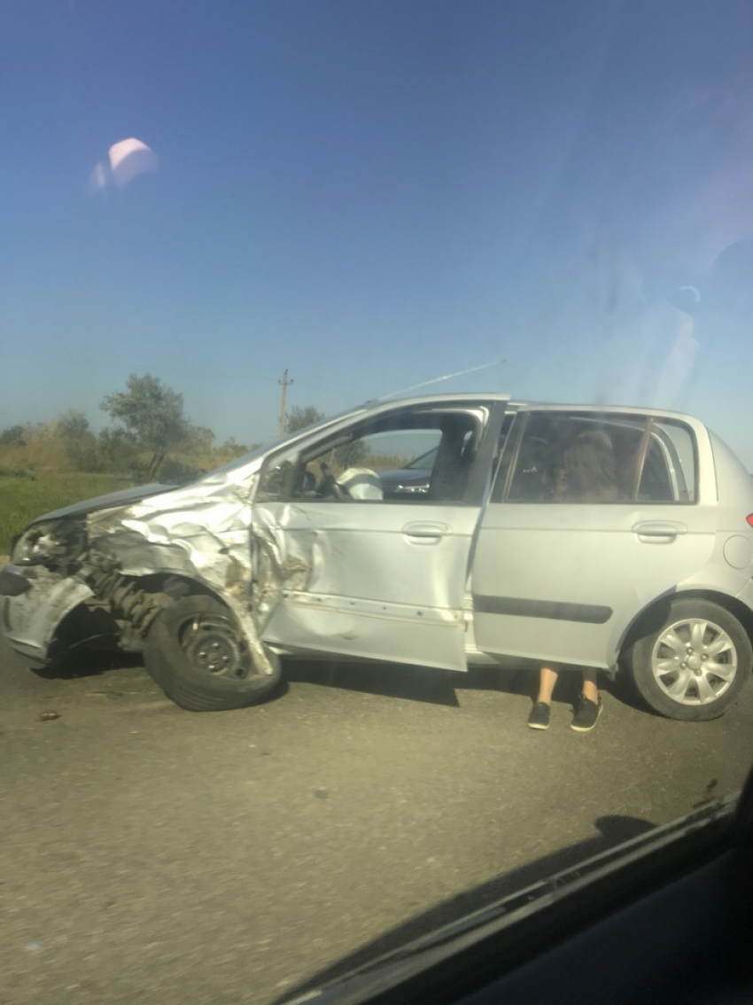 В ДТП недалеко от Темрюка передняя часть «Хёндая» всмятку, анапчанин был свидетелем