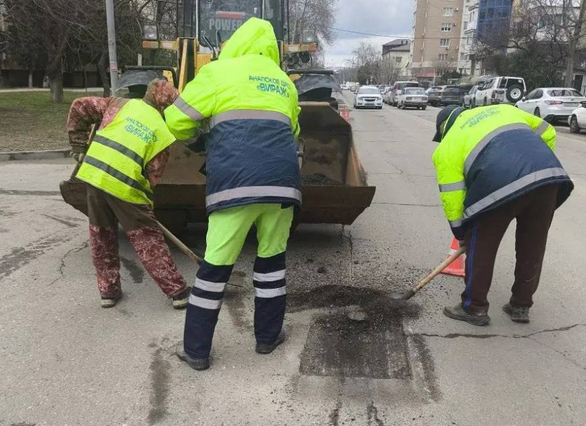 В Анапе начались работы по ямочному ремонту городских дорог