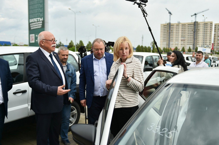 Для медучреждений Анапы закупили три новых автомобиля