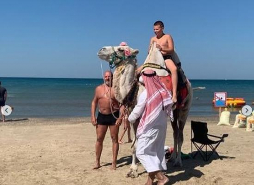 У фотоживодёра на пляже в Анапе изъяли верблюда